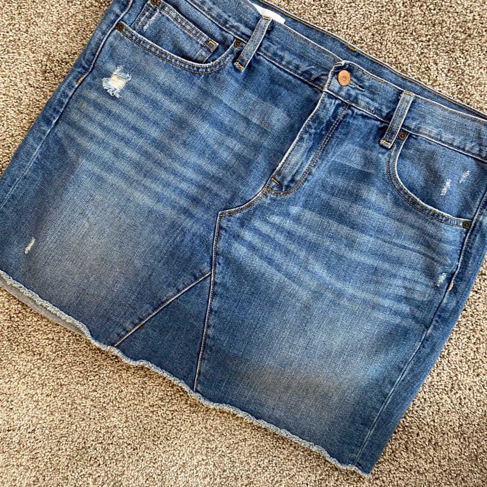 Gap Women’s size 32 / 14 Distressed Jean Skirt